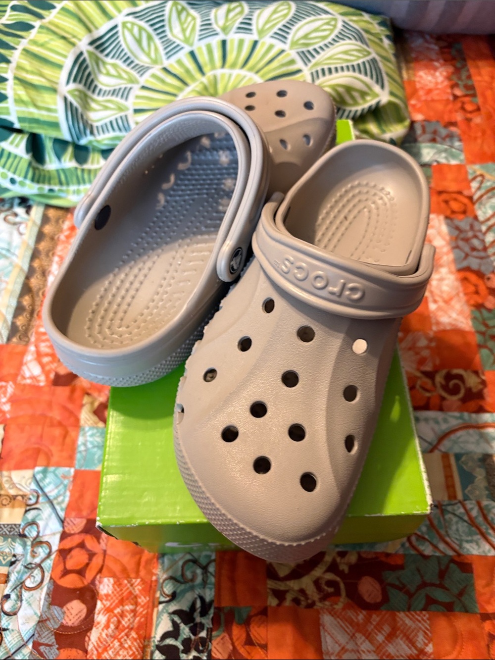 CROCS women’s 8 -men’s 6 Classic Clog in Light Taupe